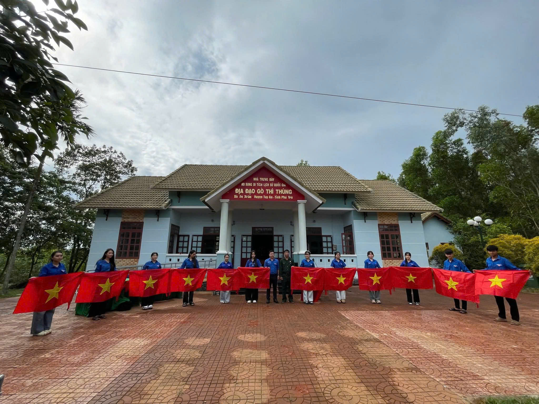 HỘI CỰU CHIẾN BINH PHỐI HỢP XÃ ĐOÀN TUY AN TÂY TỔ CHỨC CHƯƠNG TRÌNH “TÔI YÊU TỔ QUỐC TÔI” VÀ “HÀNH TRÌNH VỀ ĐỊA CHỈ ĐỎ”